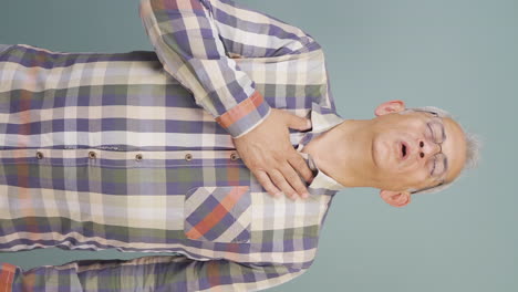 Vertical-video-of-Man-with-shortness-of-breath.